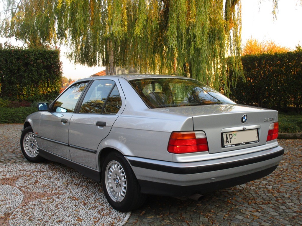 Design sobrio ed elegante per il posteiore della BMW 323i E36