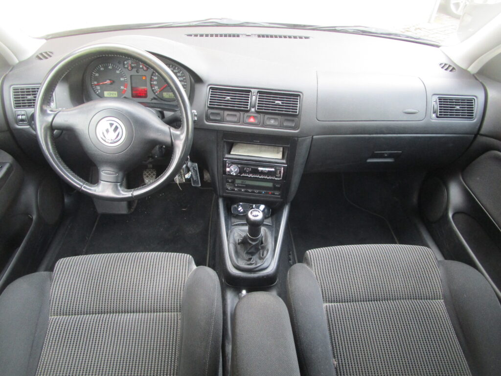 Sedili sportivi e volante in pelle